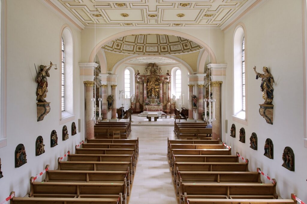 Jakie są różnice między monolityczną a mikroserwisową architekturą?